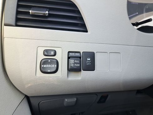 Used 2011 Toyota Sienna XLE w/ Entertainment Pkg FWD image 24