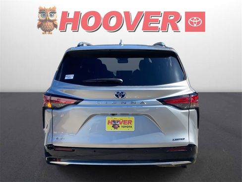 Used 2025 Toyota Sienna Limited image 3