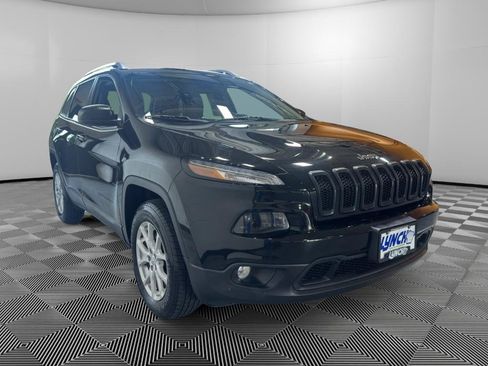 Used 2018 Jeep Cherokee Latitude Plus w/ Cold Weather Group AWD/4WD image 7