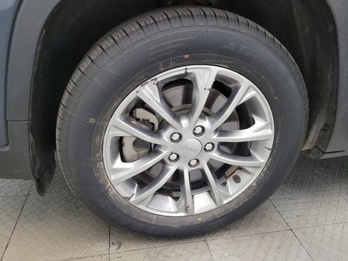 Used 2020 Jeep Cherokee Latitude Plus FWD image 31
