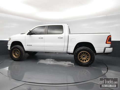 Used 2024 RAM 1500 Laramie AWD/4WD image 3