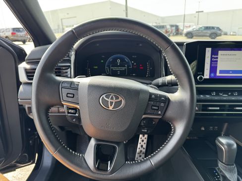 Used 2025 Toyota Camry SE FWD image 4