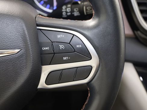 Used 2018 Chrysler Pacifica Touring-L FWD image 32