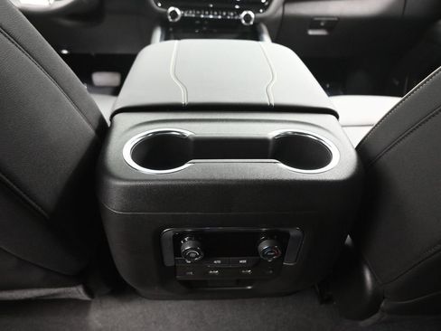 Used 2025 Chevrolet Suburban Premier image 24