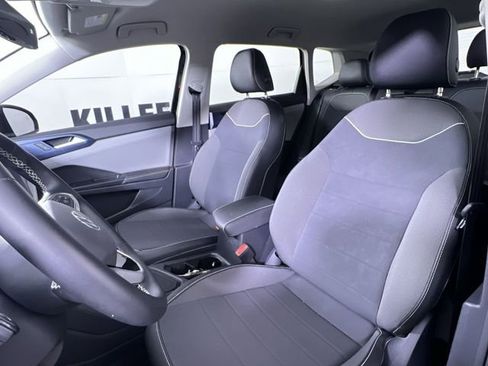 Used 2024 Volkswagen Taos SE image 11