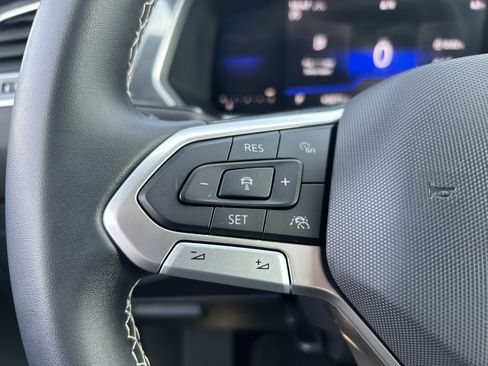 Used 2022 Volkswagen Tiguan SE w/ Panoramic Sunroof Package image 18