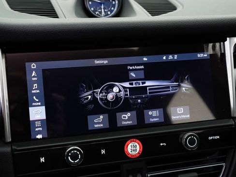 Certified 2025 Porsche Macan AWD/4WD image 28