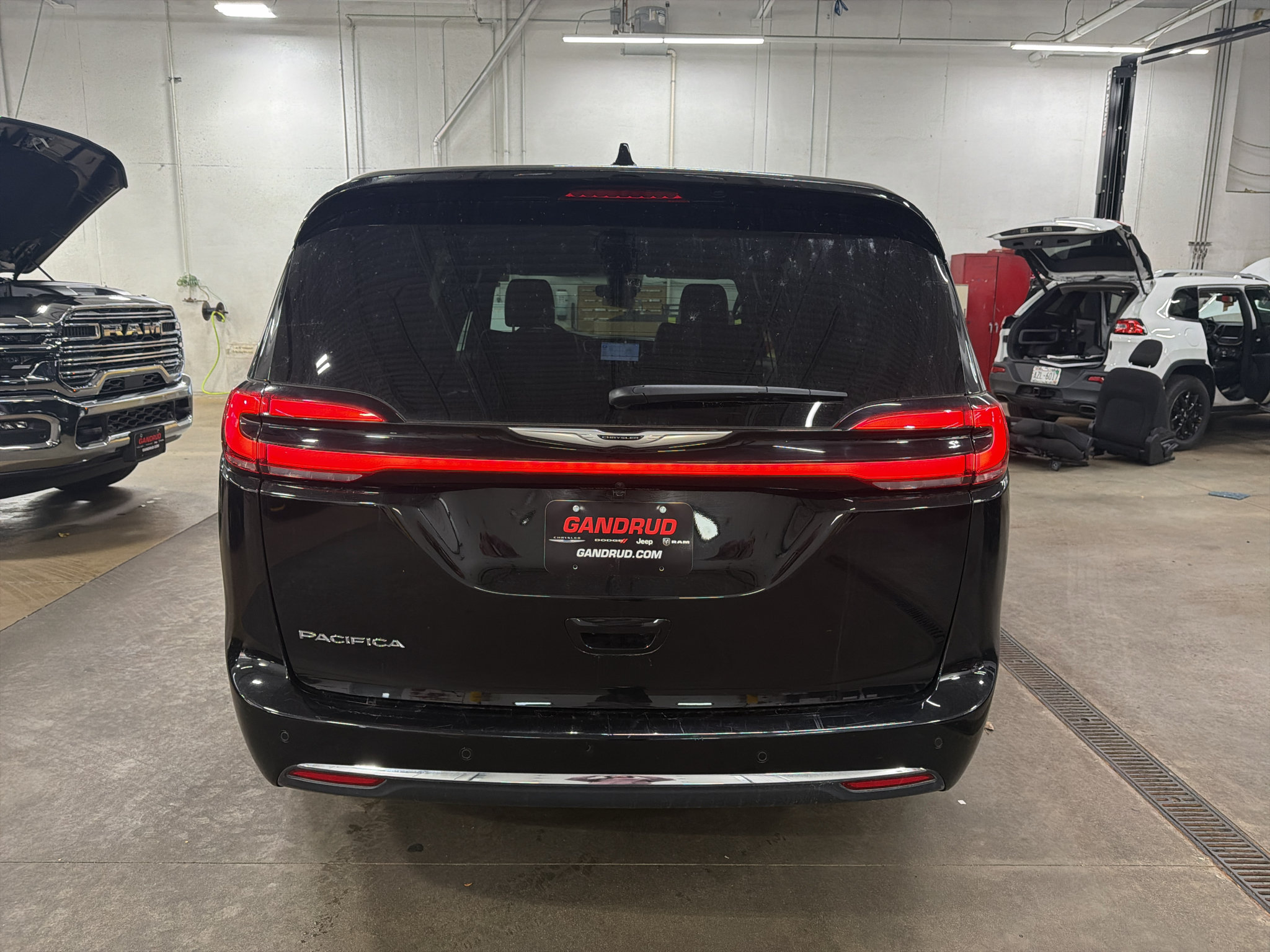 Used 2026 Chrysler Pacifica Select FWD image 4