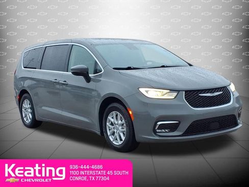 Used 2023 Chrysler Pacifica Touring-L image 3