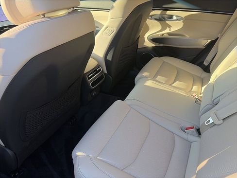 Used 2026 Genesis GV70 2.5T Select image 15