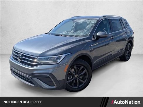 Used 2024 Volkswagen Tiguan SE w/ Panoramic Sunroof Package FWD image 1