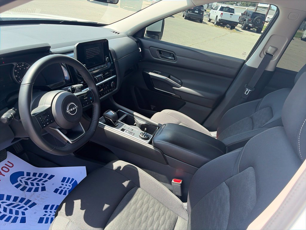 Used 2024 Nissan Pathfinder SV w/ SV Premium Package AWD/4WD image 16
