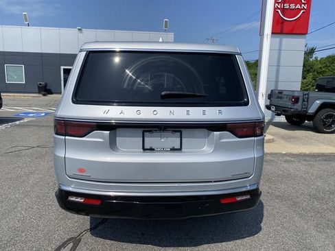 Used 2023 Jeep Wagoneer L Series II AWD/4WD image 4