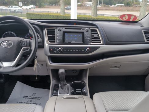 Used 2016 Toyota Highlander LE image 28