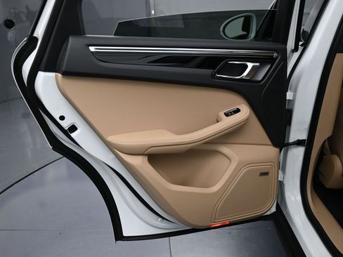 Certified 2025 Porsche Macan image 23
