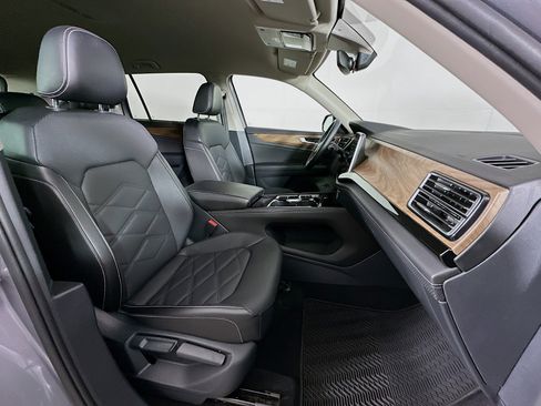 Used 2025 Volkswagen Atlas SE image 32