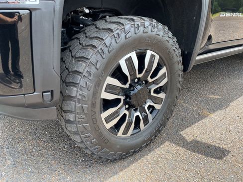 Used 2024 GMC Sierra 2500 Denali Ultimate AWD/4WD image 2