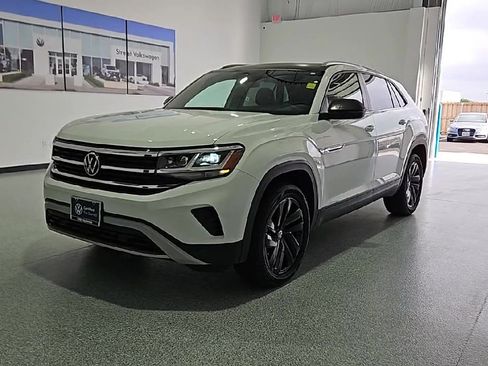 Certified 2022 Volkswagen Atlas Cross Sport SE w/ Panoramic Sunroof Package AWD/4WD image 4