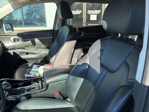 Used 2023 Kia Sorento SX image 3