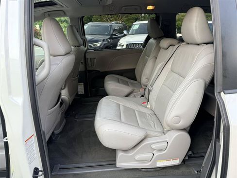 Used 2015 Toyota Sienna XLE Premium FWD image 25