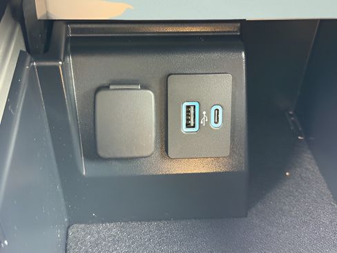 Used 2022 Ford Explorer Limited w/ Equipment Group 301A AWD/4WD image 17