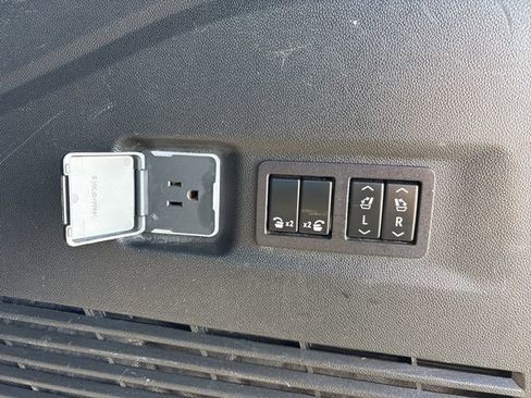 Used 2023 Chevrolet Suburban Premier image 30