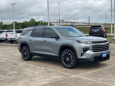 New 2026 Chevrolet Traverse LT w/ Sun and Wheel Package FWD image 4