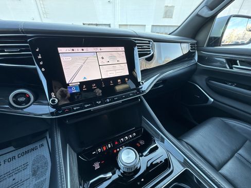 Used 2022 Jeep Wagoneer Series III w/ Convenience Group I image 14