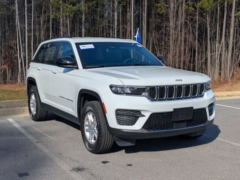 Used 2025 Jeep Grand Cherokee Laredo w/ Luxury Tech Group I RWD image 2