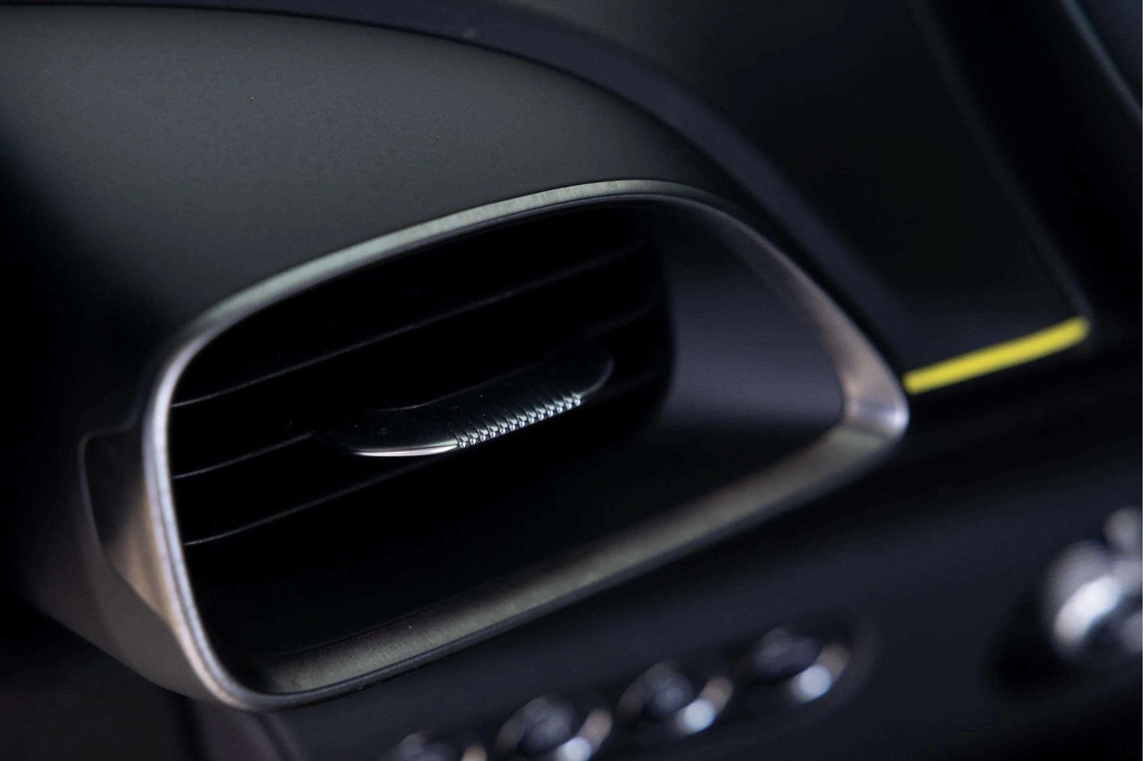 Used 2023 McLaren Artura RWD image 19