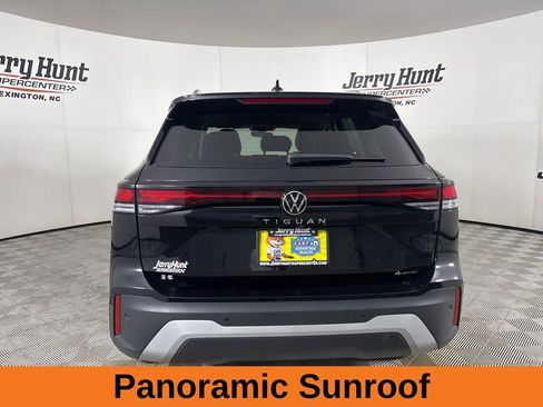 Used 2025 Volkswagen Tiguan SE AWD/4WD image 6