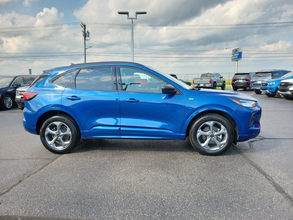 Certified 2023 Ford Escape ST-Line w/ Tech Pack #1 AWD/4WD image 3