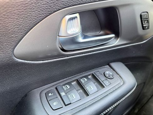 Used 2025 Chrysler Pacifica Select FWD image 28