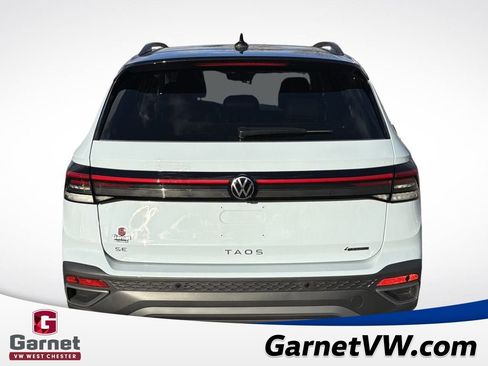 Certified 2025 Volkswagen Taos SE image 4