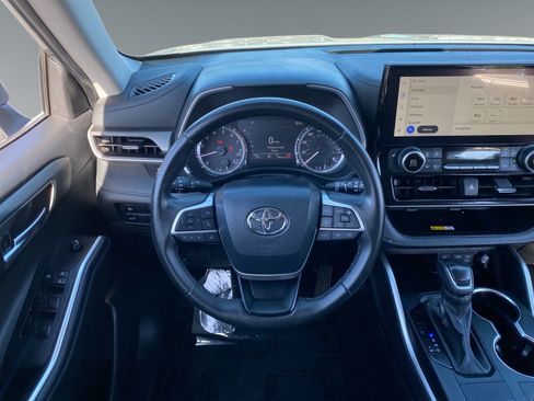Used 2024 Toyota Highlander XLE FWD image 12