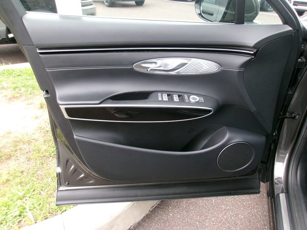 Used 2025 Genesis GV70 2.5T AWD/4WD image 6