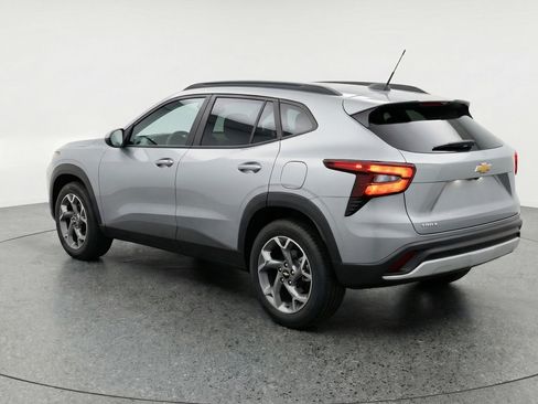 Used 2025 Chevrolet Trax LT FWD image 6