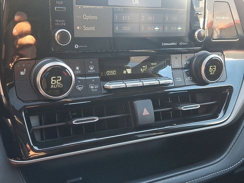 Used 2021 Toyota Highlander XLE AWD/4WD image 16