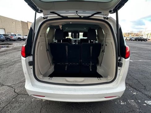 Used 2022 Chrysler Voyager LX image 18