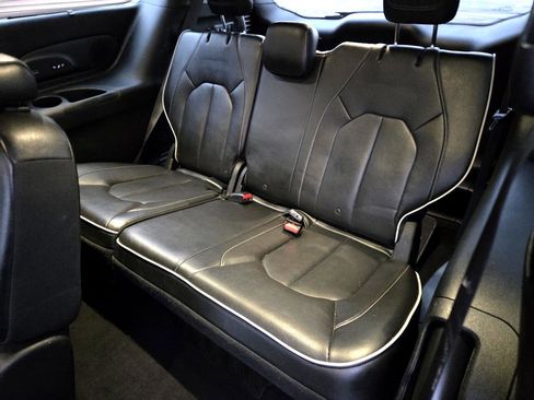 Used 2018 Chrysler Pacifica Limited w/ Advanced Safetytec Group image 14