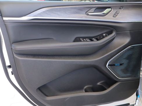 Used 2023 Jeep Grand Cherokee Overland w/ Luxury Tech Group IV image 24