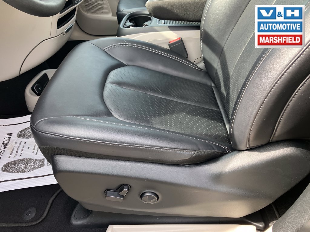 Used 2024 Chrysler Pacifica Touring-L FWD image 18