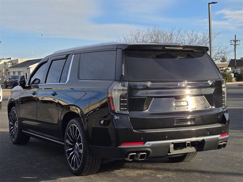 Used 2025 Chevrolet Suburban High Country image 7