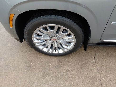 Used 2025 GMC Yukon XL Denali w/ Denali Reserve Package image 38