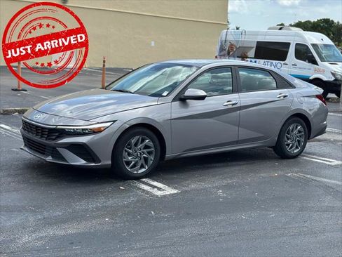 Used 2024 Hyundai Elantra SEL FWD image 2