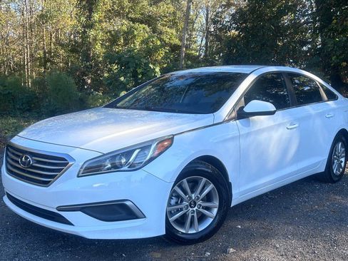 Used 2016 Hyundai Sonata SE image 2