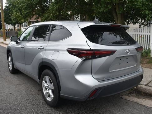 Used 2025 Toyota Highlander LE FWD image 8