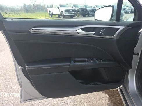 Used 2020 Ford Fusion SE image 22