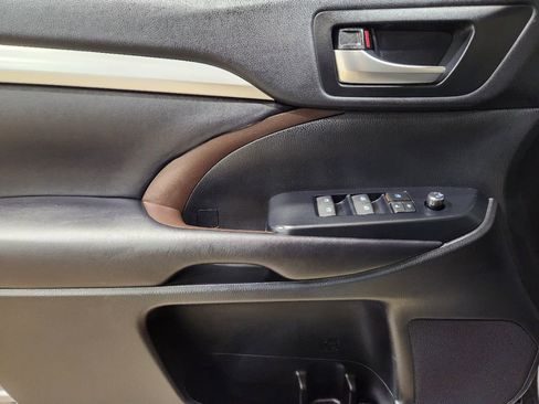 Used 2019 Toyota Highlander XLE image 41