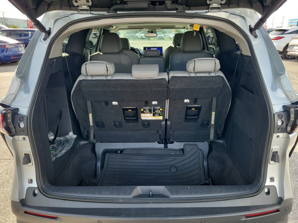 Used 2025 Toyota Sienna XLE FWD image 6